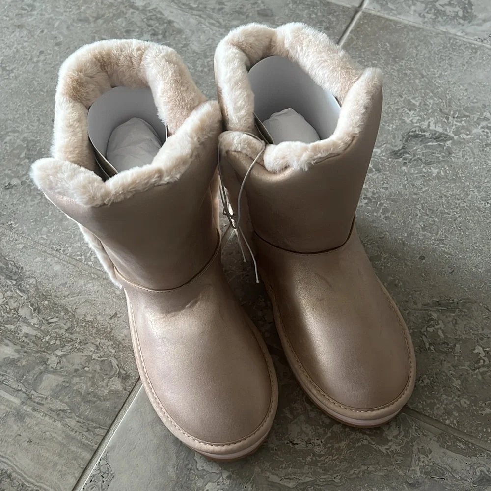Sugar Big Girls Milhoja Sueded Faux Fur Cozy Boots, Rose Gold Size 4 New in Box